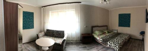 ノリリスクにあるApartment Leninskiy Prospekt 44Аのベッドルーム1室(ベッド1台、椅子、窓付)