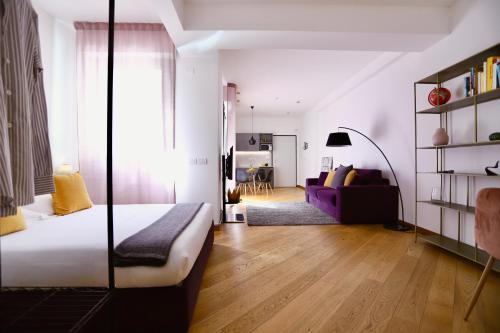 ジェノヴァにあるPalazzina B - Contemporary Studioのベッドルーム1室(ベッド1台付)、リビングルームが備わります。