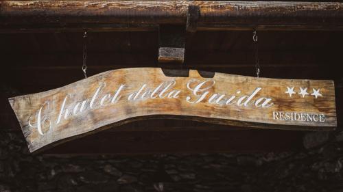 a wooden sign that says lilla delia sindosa at Chalet Della Guida in Bardonecchia