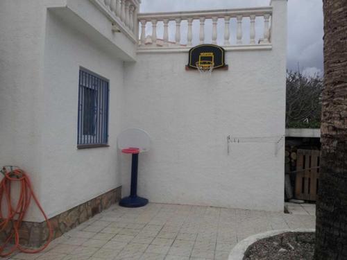 a basketball hoop on the side of a building at ALBERES 61-B EmpuriaRent in Empuriabrava