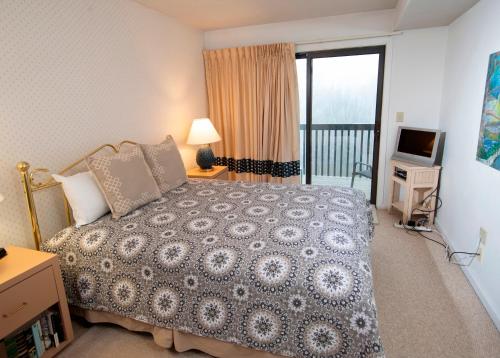 Katil atau katil-katil dalam bilik di Spacious Winterplace 2 Br Condo- Okemo condo
