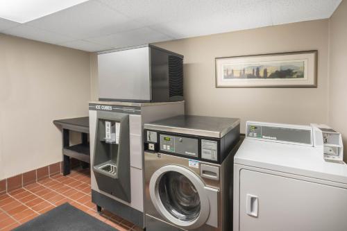 a laundry room with a washer and dryer at Baymont by Wyndham Murfreesboro in Murfreesboro