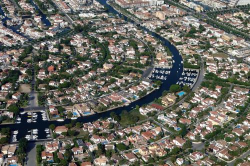 Nespecifikovaný výhled na destinaci Empuriabrava nebo výhled na město při pohledu z prázdninového domu