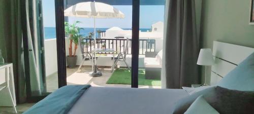 Schlafzimmer mit einem Bett und Meerblick in der Unterkunft Casa Mykonos 1° linea de mar en Playa Blanca in Playa Blanca