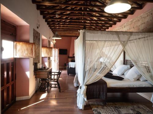 1 dormitorio con 1 cama con mosquitera en Molino La Nava, en Montoro