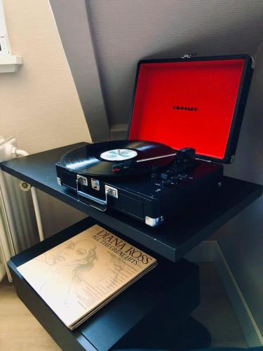 a black desk with a laptop and a record player at 't Averhuys in Itegem