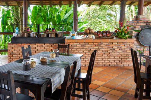 
A restaurant or other place to eat at Hotel Hacienda Combia
