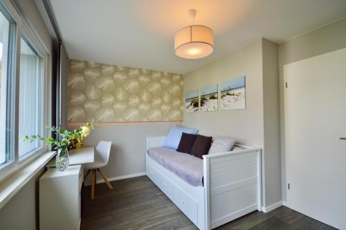 - une petite chambre avec un lit et un bureau dans l'établissement Urbaner Lifestyle im klimaneutralen Effizienzhaus, à Hambourg