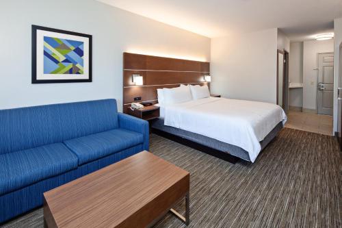 เตียงในห้องที่ Holiday Inn Express & Suites Rancho Mirage - Palm Spgs Area, an IHG Hotel