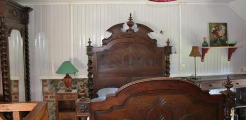 a large wooden bed in a room with a lamp at Gitavesnois - 4910 - in Willies