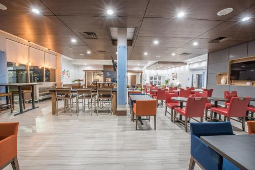 a dining room with tables and chairs in a restaurant at Holiday Inn Express & Suites - Houston Westchase - Westheimer by IHG in Houston