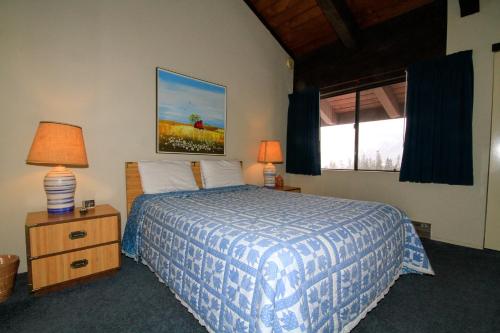 a bedroom with a bed and a window at Mammoth Ski & Racquet Club #129 in Mammoth Lakes