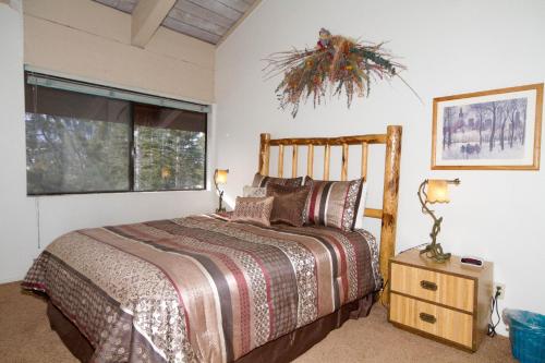 a bedroom with a bed and a window at Mammoth Ski & Racquet Club #86 in Mammoth Lakes