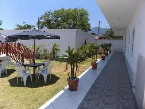 Zahrada ubytování Estúdio em maresias com ar condicionado e piscina