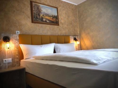 A bed or beds in a room at Haus Kärnten