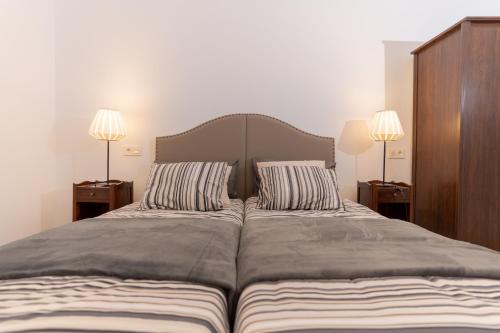 sypialnia z dużym łóżkiem i dwiema poduszkami w obiekcie Bilbao High Apartment w mieście Bilbao