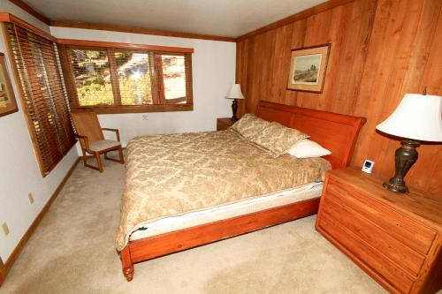 a bedroom with a bed and a table with a lamp at Mountainback #72, Corner Unit in Mammoth Lakes