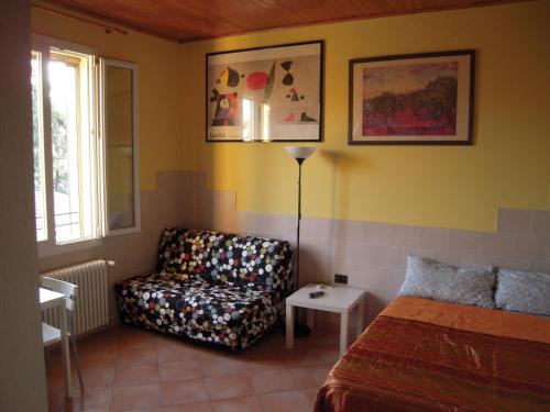 ボローニャにあるStudio Asiagoのベッドルーム1室(ベッド1台、椅子、窓付)