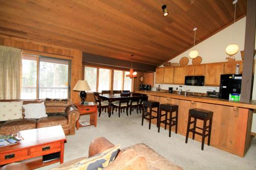 ein Wohnzimmer mit einer Couch und einem Tisch mit Stühlen in der Unterkunft Mountainback #40, Loft, Corner in Mammoth Lakes