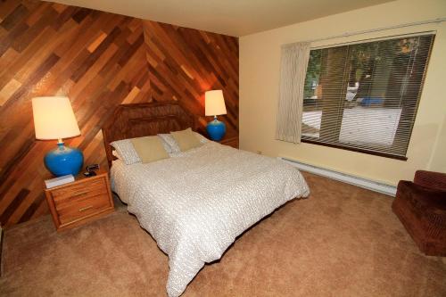 a bedroom with a bed and two lamps and a window at Discovery 4 #153 in Mammoth Lakes