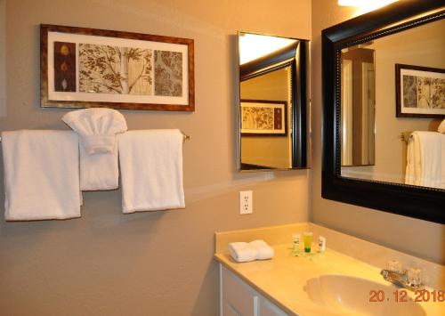 a bathroom with a sink and a mirror and towels at Mammoth Ski & Racquet Club #38 - Pet Okay in Mammoth Lakes