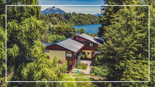 een luchtzicht op een huis met een meer bij La Posada del Trebol in Bariloche