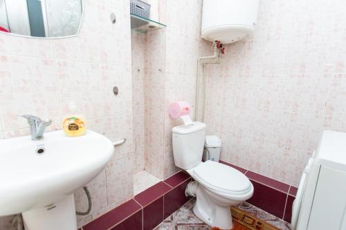 テルノーピリにある1-к Подобово біля Педуніверситету, до центру до 10 хвのトイレと洗面台付きのバスルーム