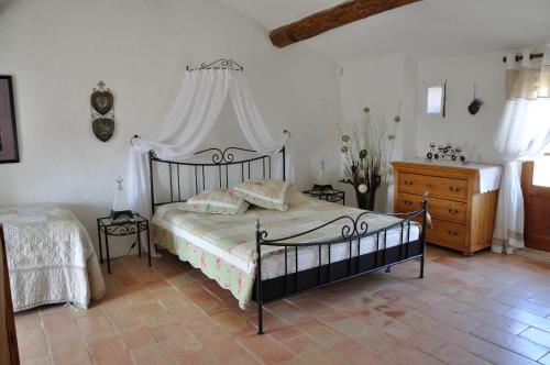 um quarto com uma cama e uma cómoda em Maison Bijoux-de-Provence "Oliviers" em Puyméras