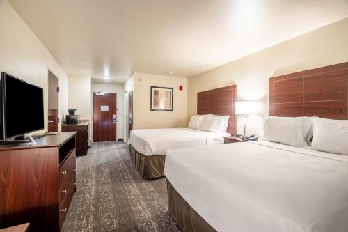 een hotelkamer met 2 bedden en een flatscreen-tv bij Cobblestone Hotel & Suites - Andrews in Andrews