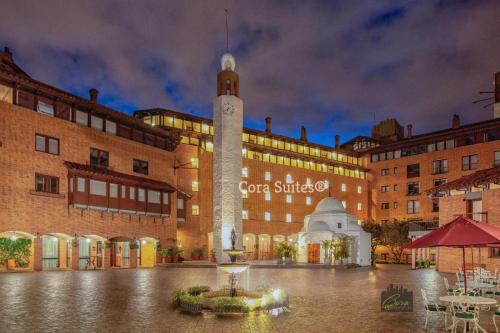 un edificio con una torre dell'orologio davanti di Cora 127 Plenitud a Bogotá