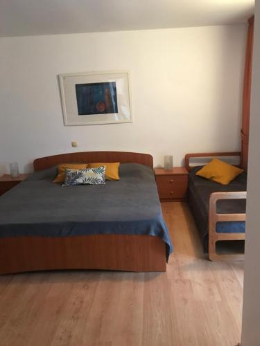 ein Schlafzimmer mit zwei Betten in einem Zimmer in der Unterkunft Apartmenthaus"Kala" in Crikvenica
