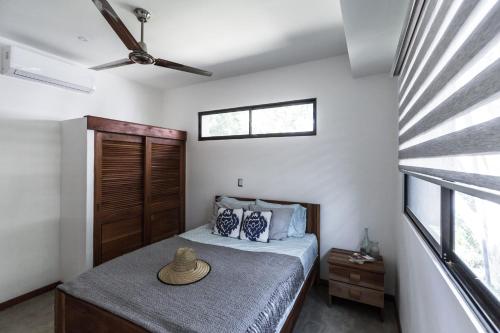 sypialnia z łóżkiem z kapeluszem w obiekcie Eco Casita Phase I #10 w mieście Rivas