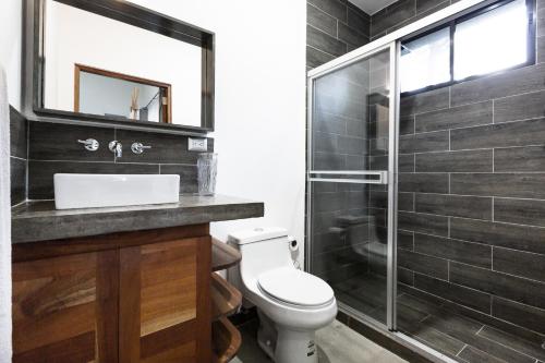リバスにあるEco Casita Phase I #10のバスルーム(トイレ、洗面台、シャワー付)