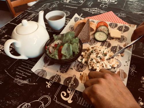 Agroturystyka Gęsiniec Stare Osieczno في Stare Osieczno: طاولة مع طبق من الطعام ووعاء من السلطة