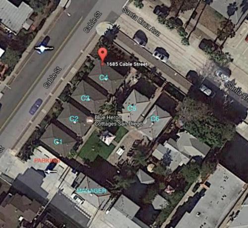 un mapa de una calle con un círculo rojo en Blue Heron Cottages en San Diego