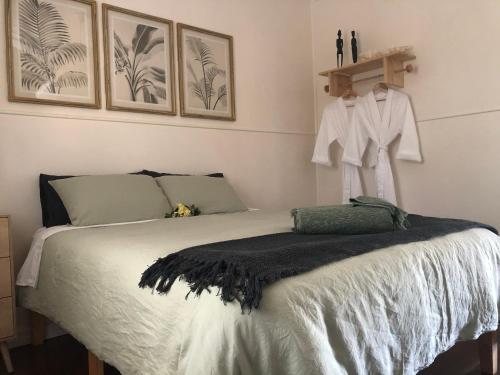 Una cama o camas en una habitación de Moongalba Cottage