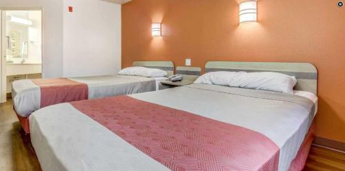 a hotel room with two beds in a room at Motel 6-Roseburg, OR in Roseburg