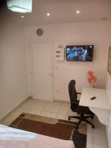 TV a/nebo společenská místnost v ubytování Rive gauche