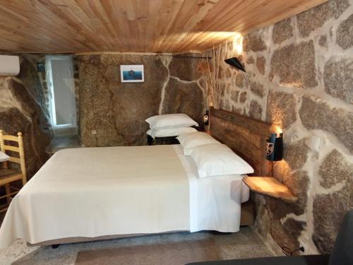 מיטה או מיטות בחדר ב-Casas da Villa- Monsanto