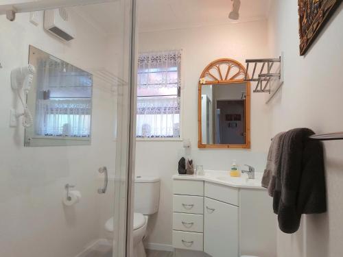 y baño con ducha, aseo y lavamanos. en Rotorua City Homestay, en Rotorua