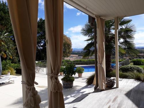 un portico aperto con vista sulla piscina di The Manse a Maraekakaho