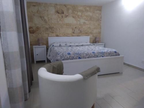 een slaapkamer met een bed in een kamer bij La Casetta a Ragusa in Ragusa