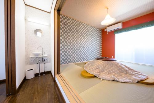富士河口湖的住宿－風雅 Fuga B，一间小浴室,房间角落设有一张桌子
