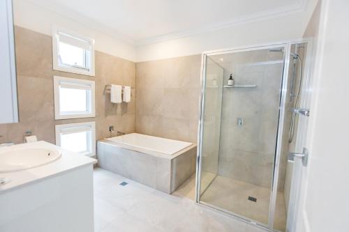 y baño con ducha y lavamanos. en Wagga Apartments #5, en Wagga Wagga