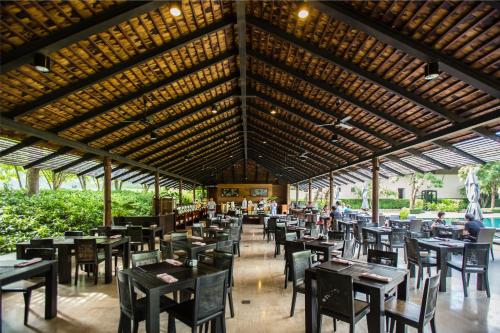 En restaurant eller et spisested på MUTHI MAYA Forest Pool Villa Resort - SHA Plus Certified