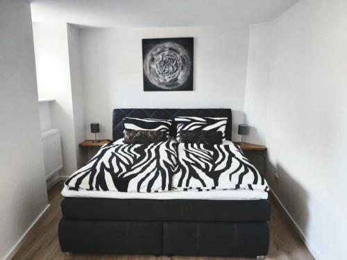 シュヴァイヒにあるApartment Schweich-Issel Familie Lentes NEU RENOVIERTのゼブラ柄のベッドと枕のある寝室