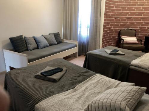 En eller flere senge i et værelse på Hotel & Hostel Silmu
