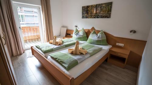 2 Betten in einem Hotelzimmer mit Handtüchern darauf in der Unterkunft Chalet Anna in Leogang