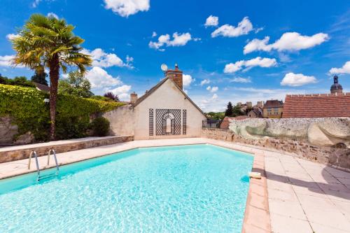 - une piscine en face d'une maison avec un palmier dans l'établissement Hob Montespan Talleyrand, à Bourbon-lʼArchambault