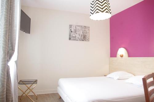 2 camas en una habitación con paredes moradas y blancas en Hôtel De Paris, en Barneville-Carteret